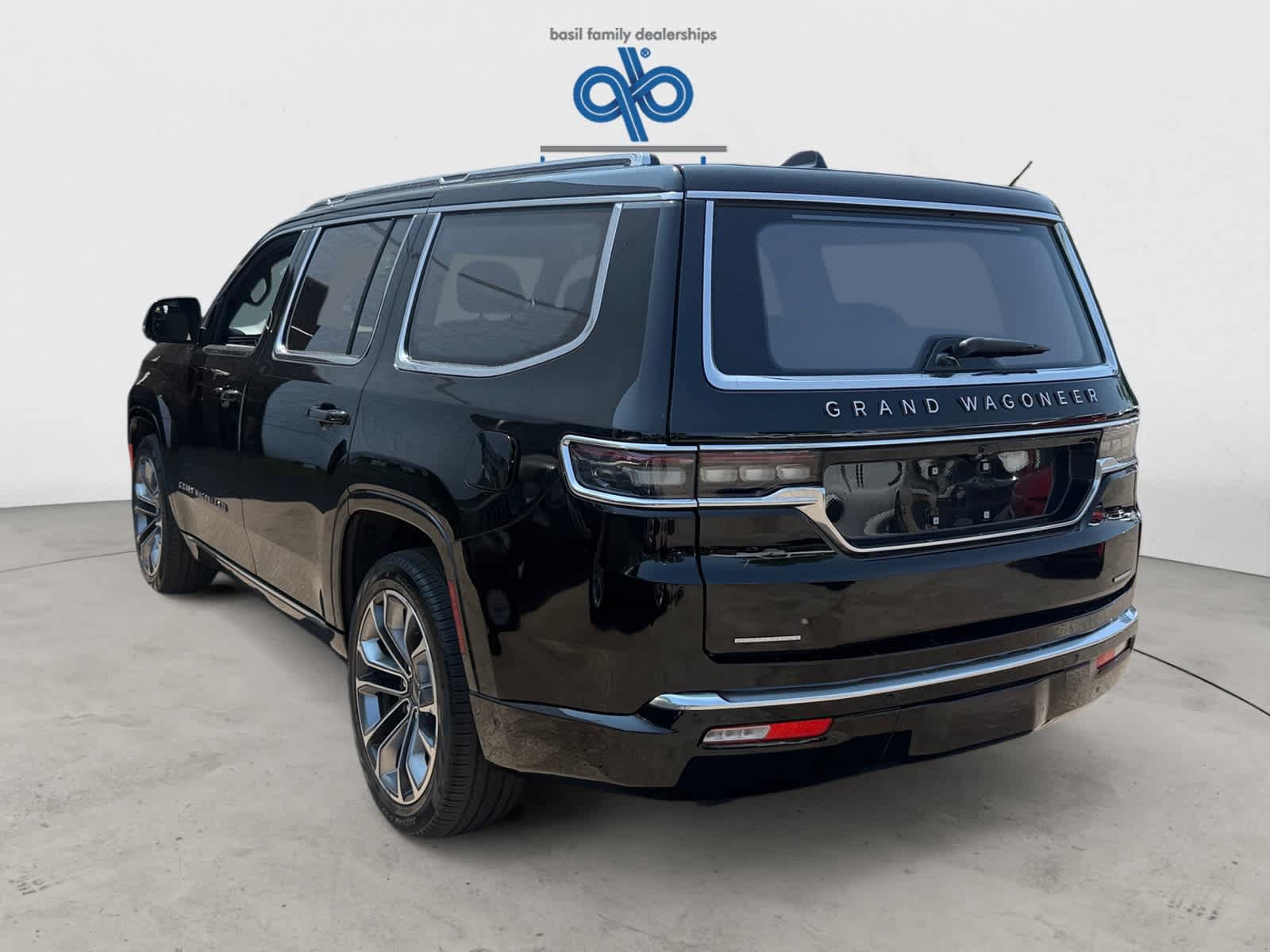 Used 2023 Jeep Grand Wagoneer Series III AWD/4WD image 3