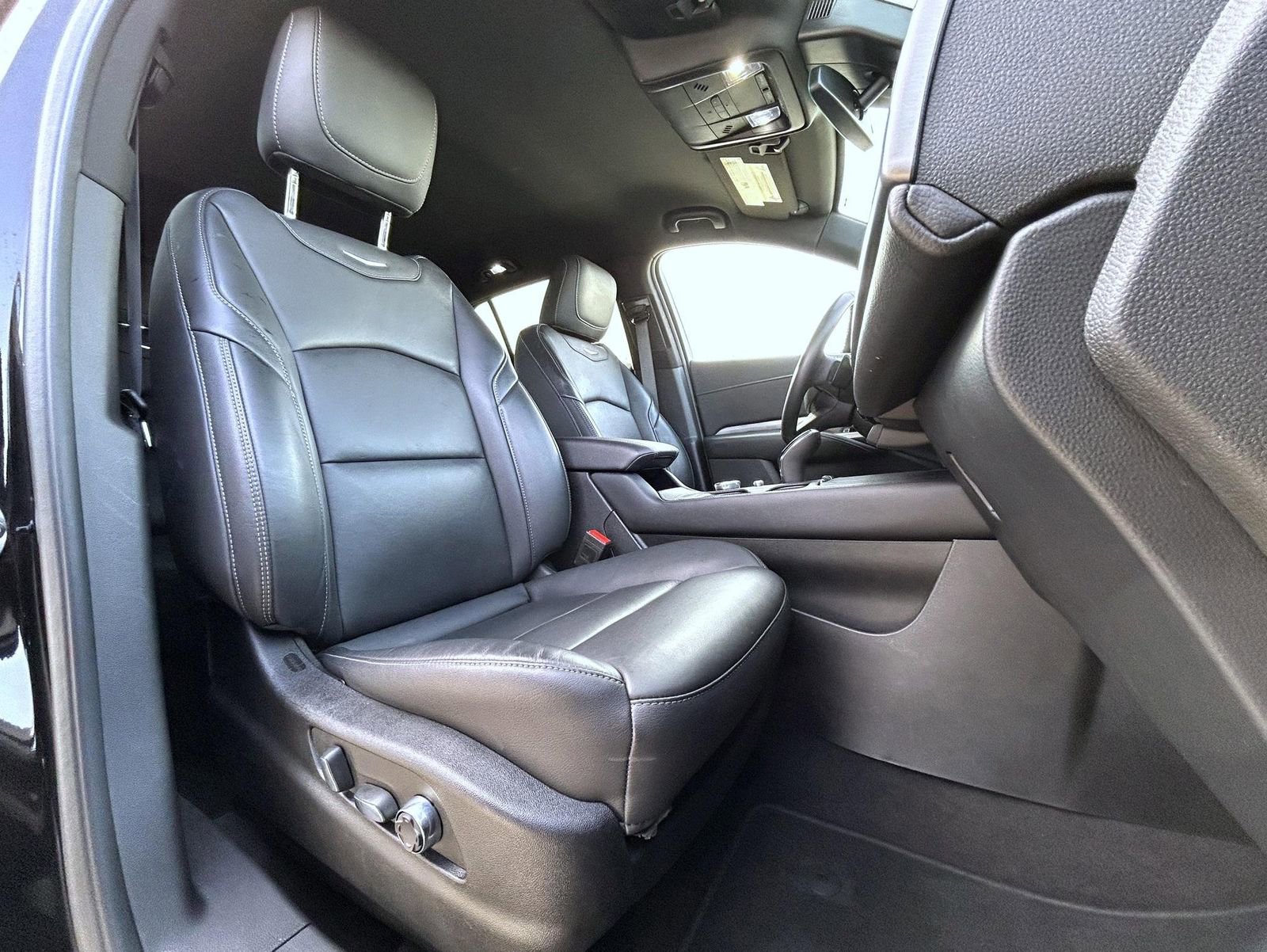 Used 2025 Cadillac XT4 Premium Luxury image 15