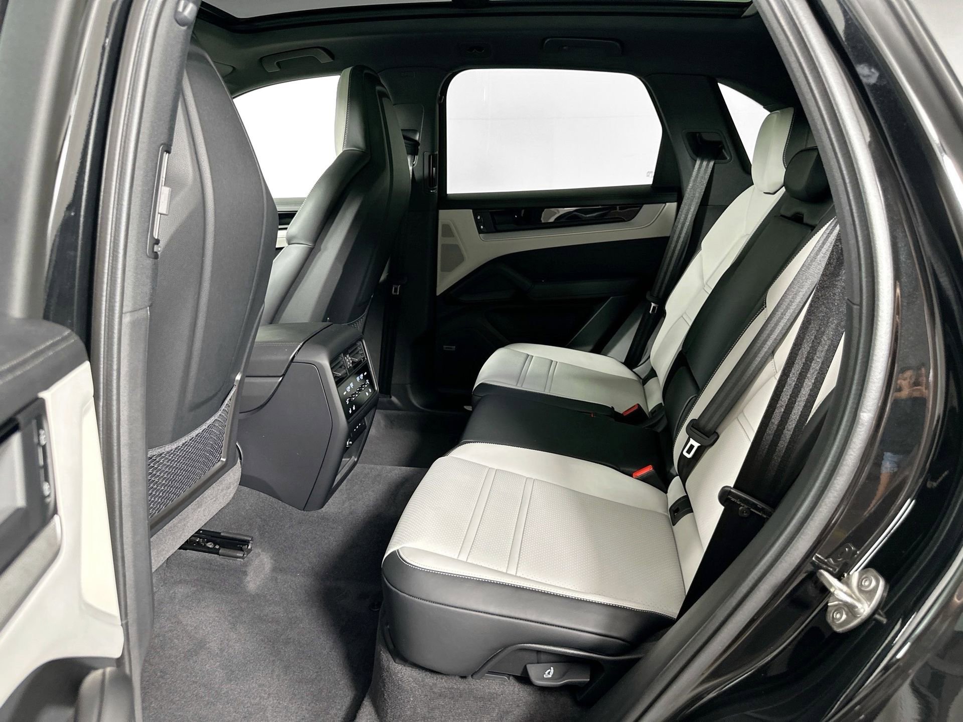 Certified 2025 Porsche Cayenne E-Hybrid image 27