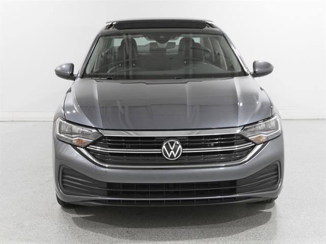 Used 2023 Volkswagen Jetta SE image 2