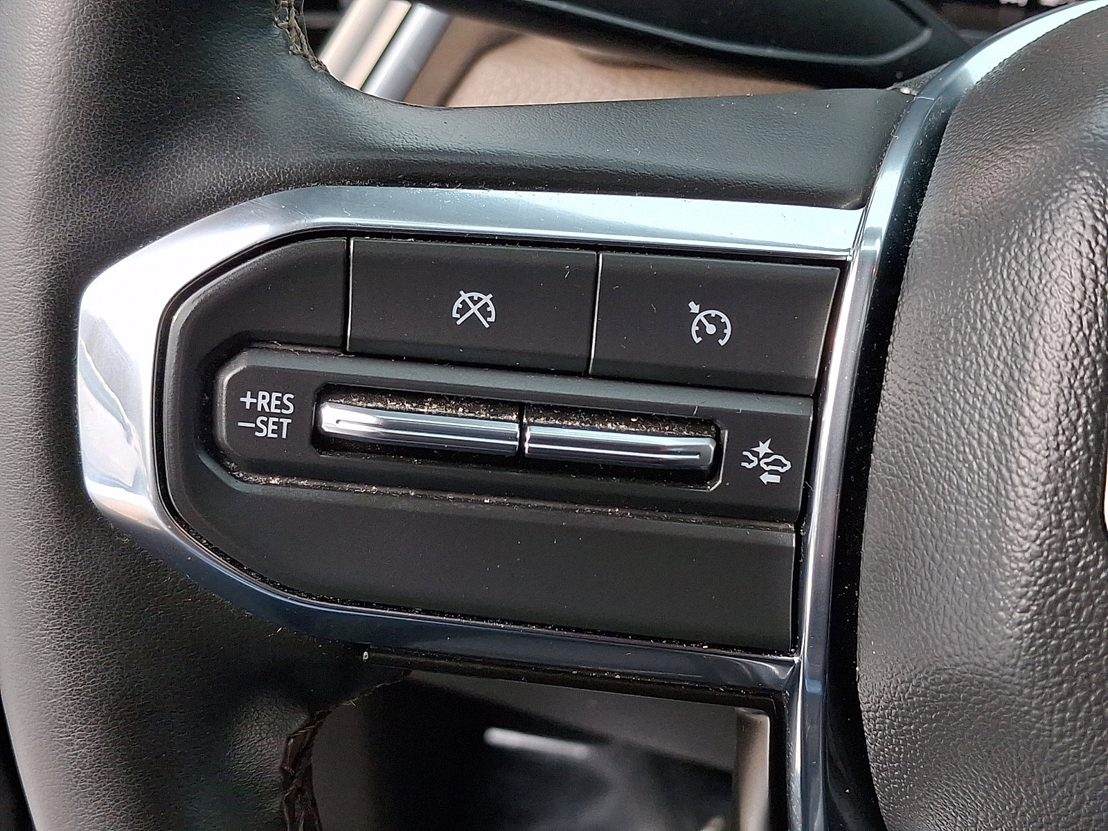 Used 2023 GMC Canyon Denali w/ Denali Black Edition image 23