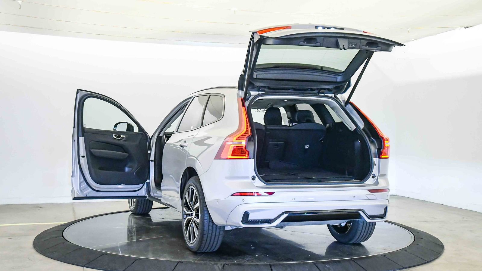 Certified 2025 Volvo XC60 B5 Plus image 25