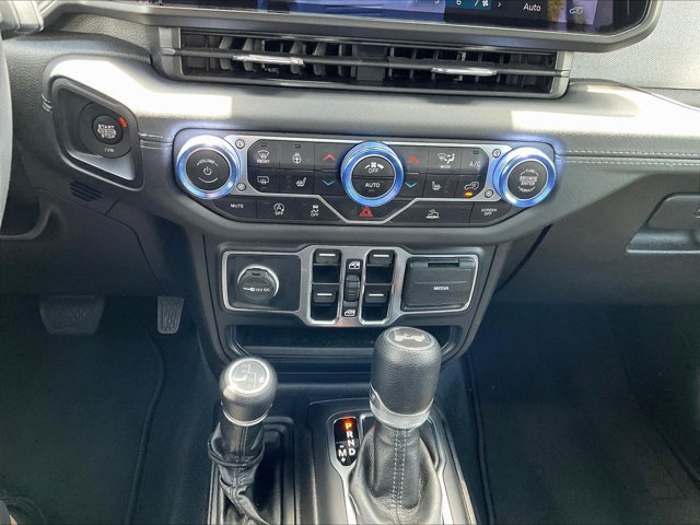 Used 2024 Jeep Wrangler Unlimited Sahara AWD/4WD image 24