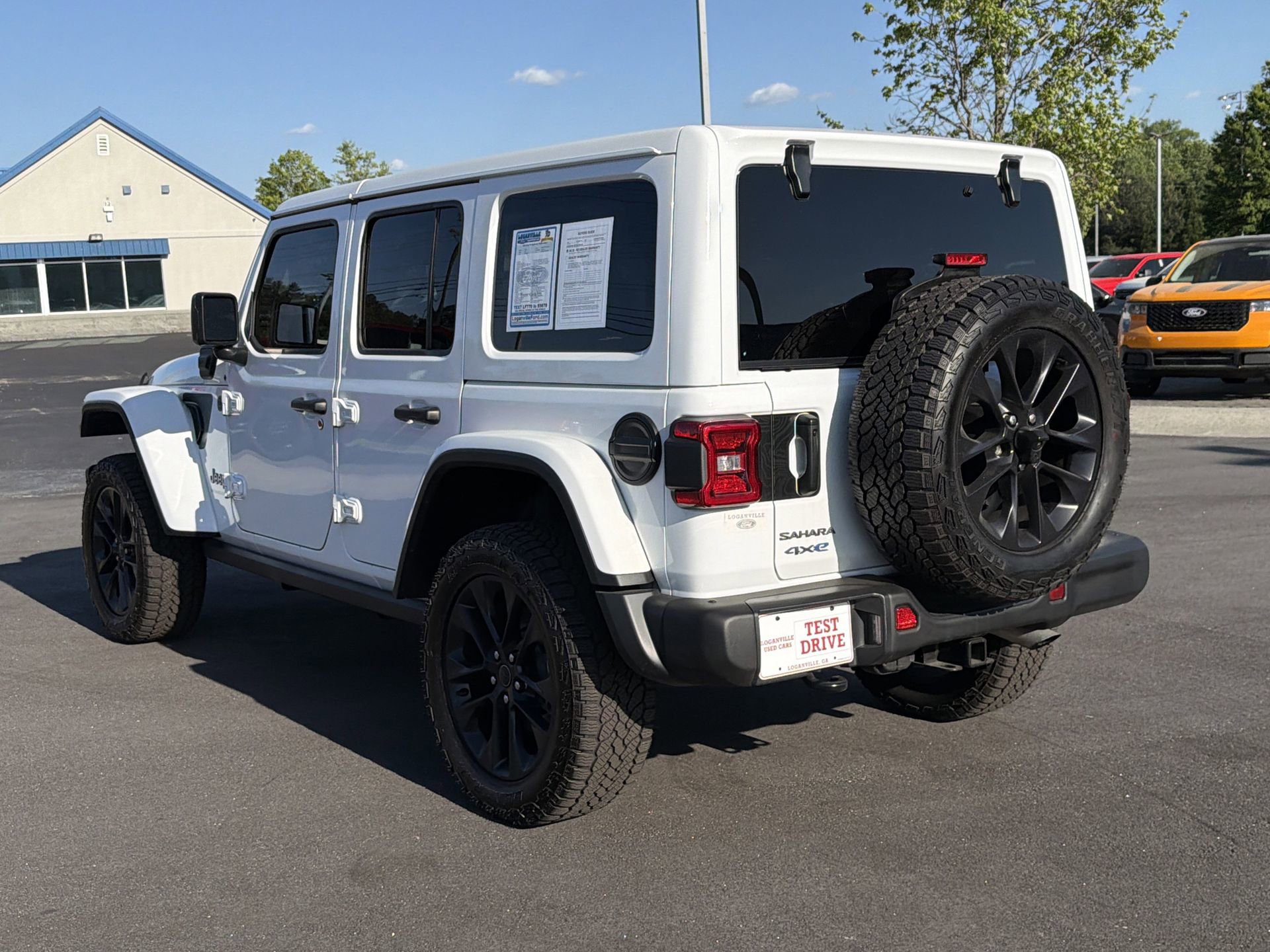 Used 2025 Jeep Wrangler Unlimited Sahara AWD/4WD image 24