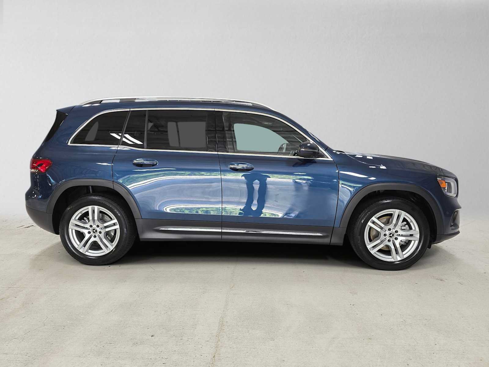 Used 2023 Mercedes-Benz GLB 250 4MATIC image 2
