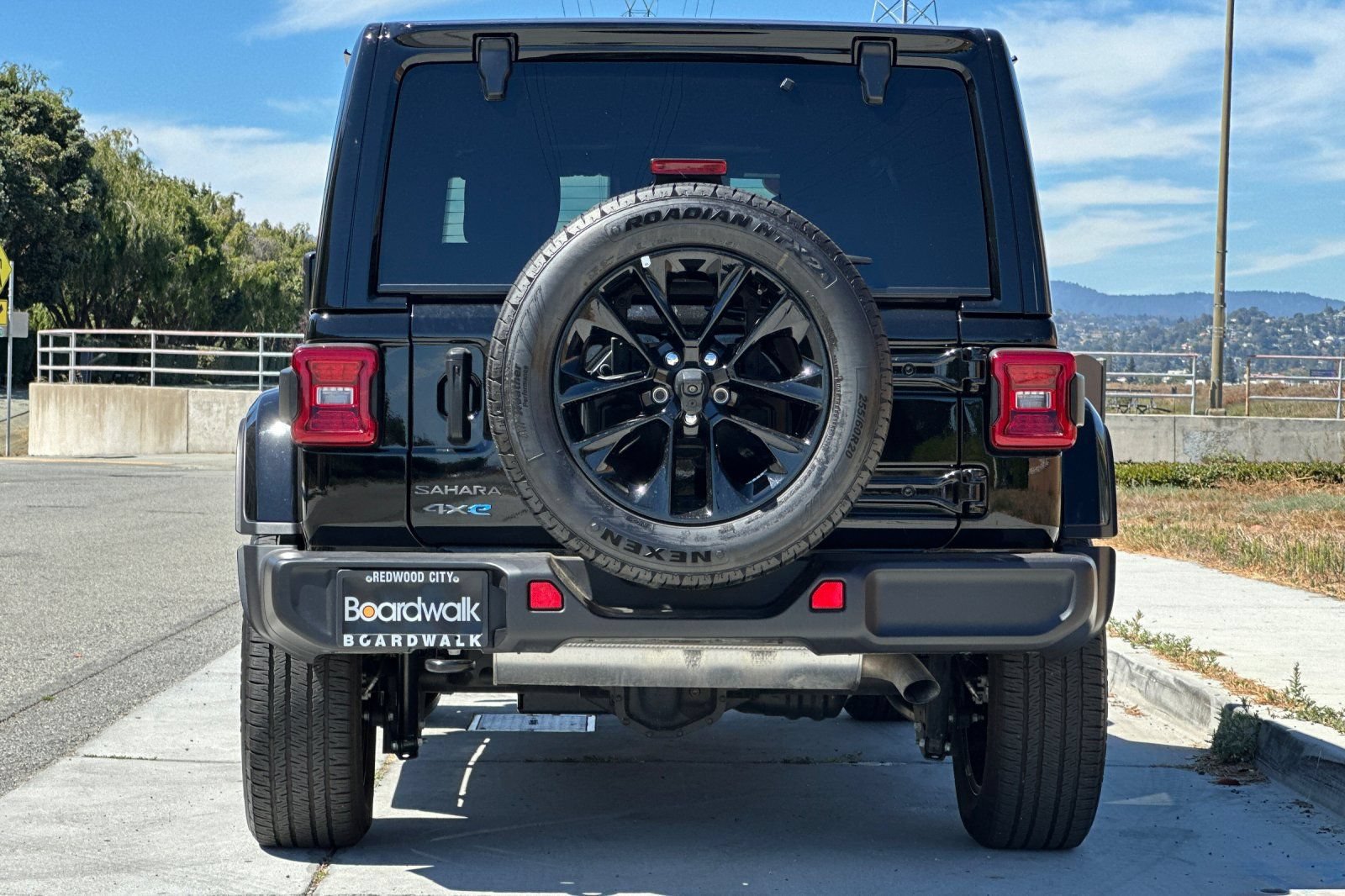 Used 2025 Jeep Wrangler Unlimited Sahara AWD/4WD image 5