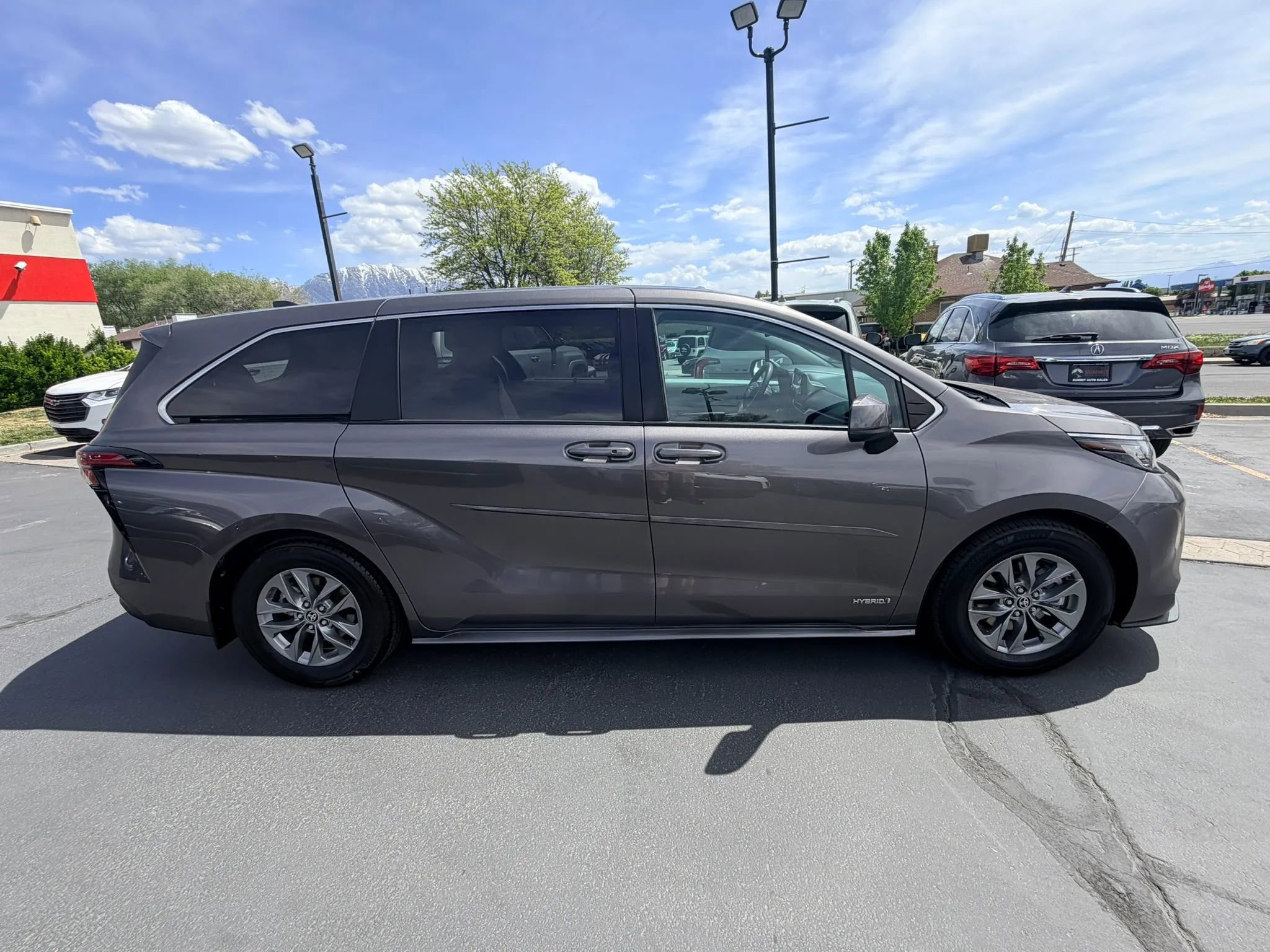 Used 2021 Toyota Sienna LE AWD/4WD image 3