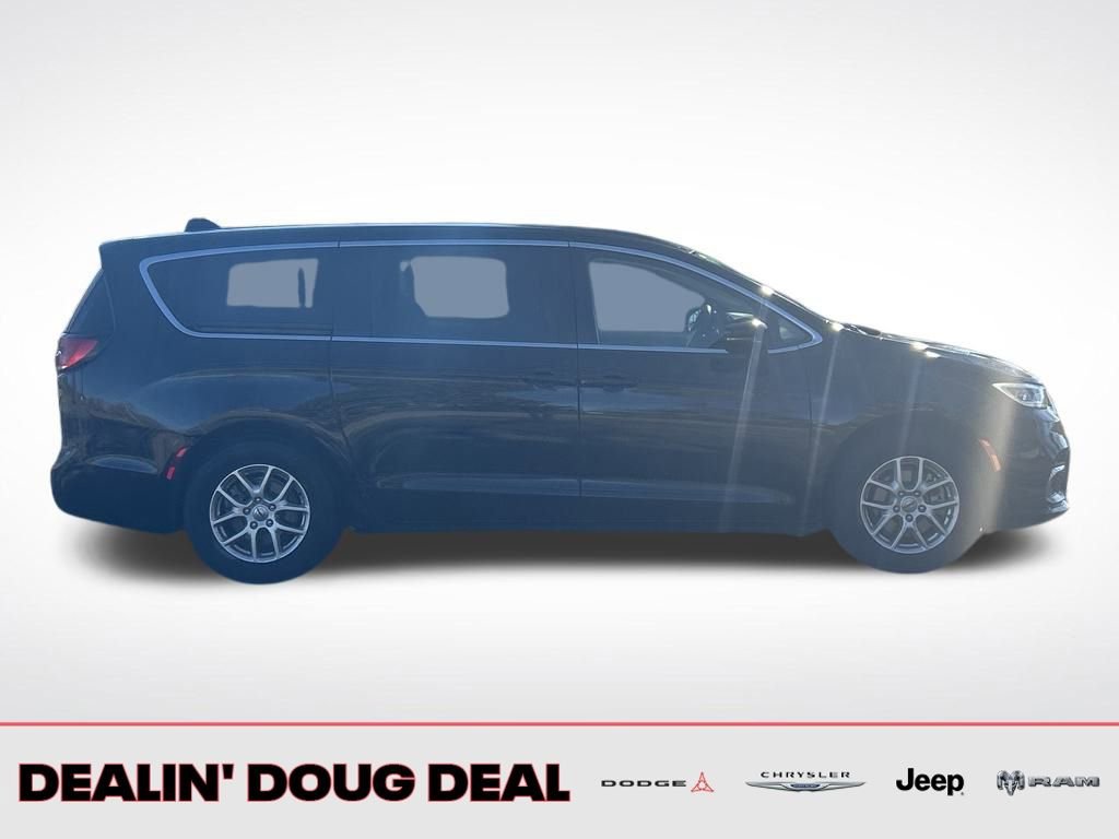 Used 2024 Chrysler Pacifica Touring-L image 7