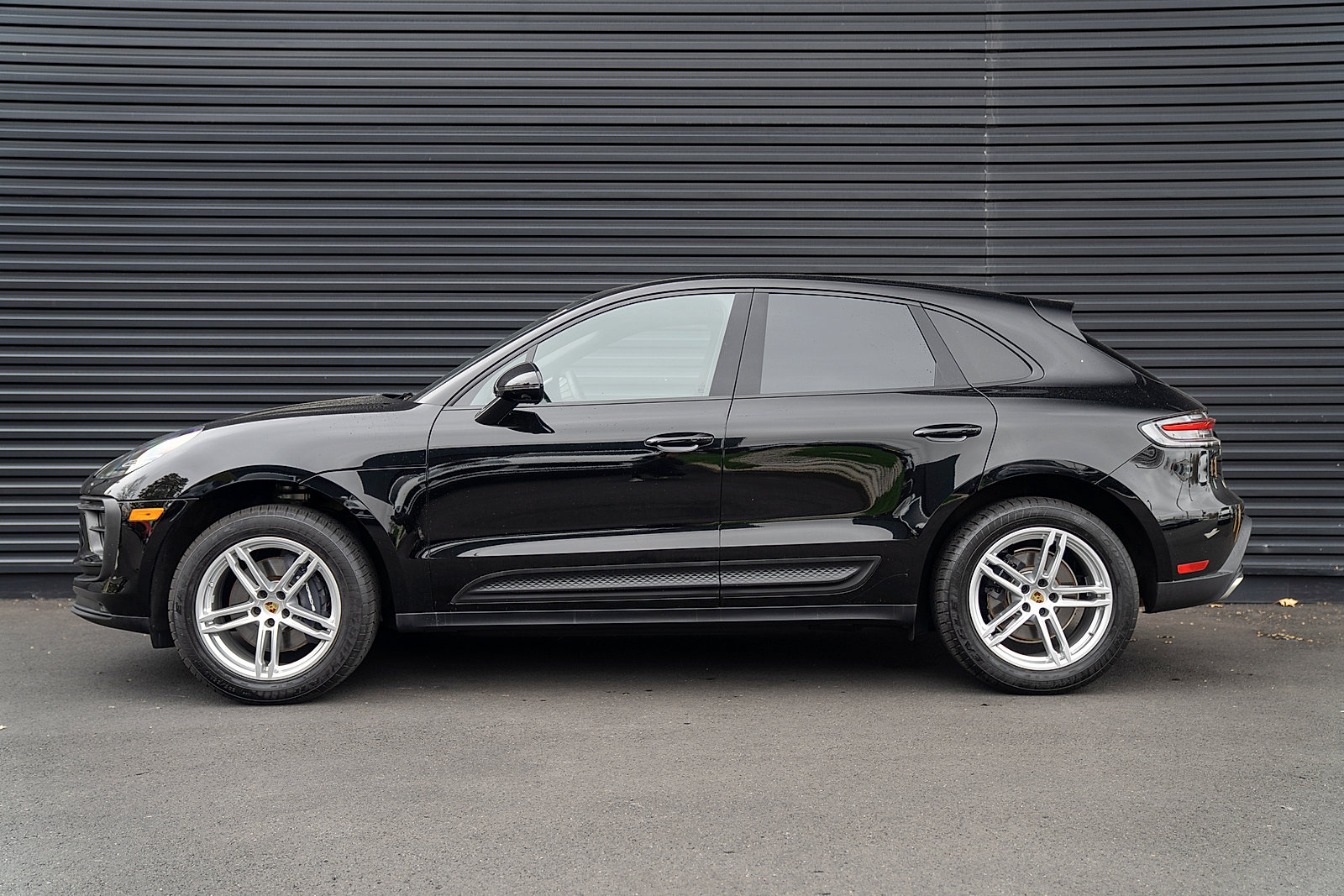 Certified 2026 Porsche Macan AWD/4WD image 2