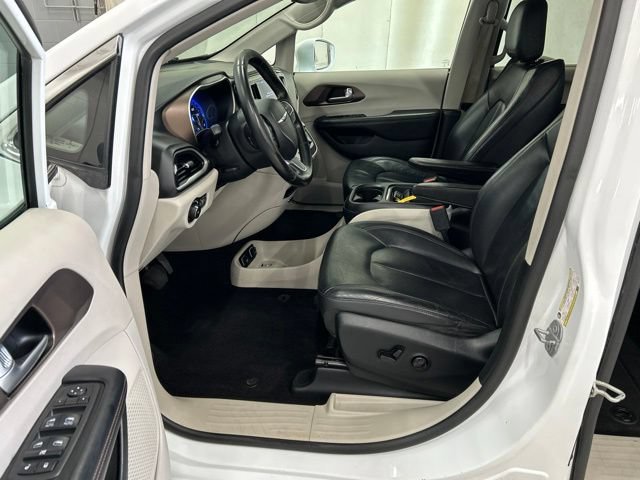 Used 2018 Chrysler Pacifica Touring-L w/ Premium Audio Group FWD image 10