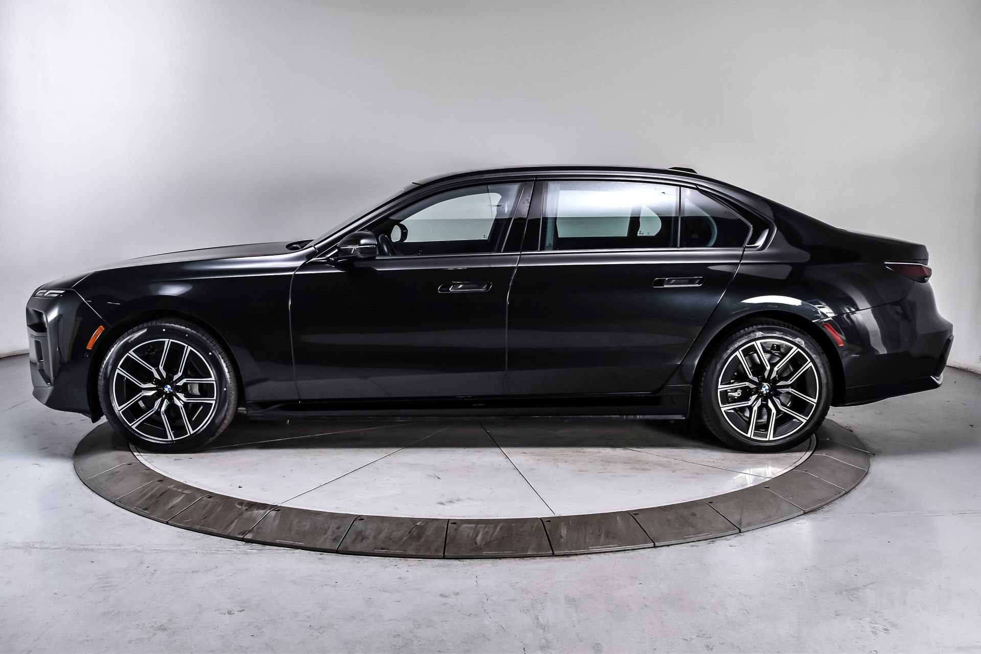 Used 2023 BMW i7 xDrive60 AWD/4WD image 3