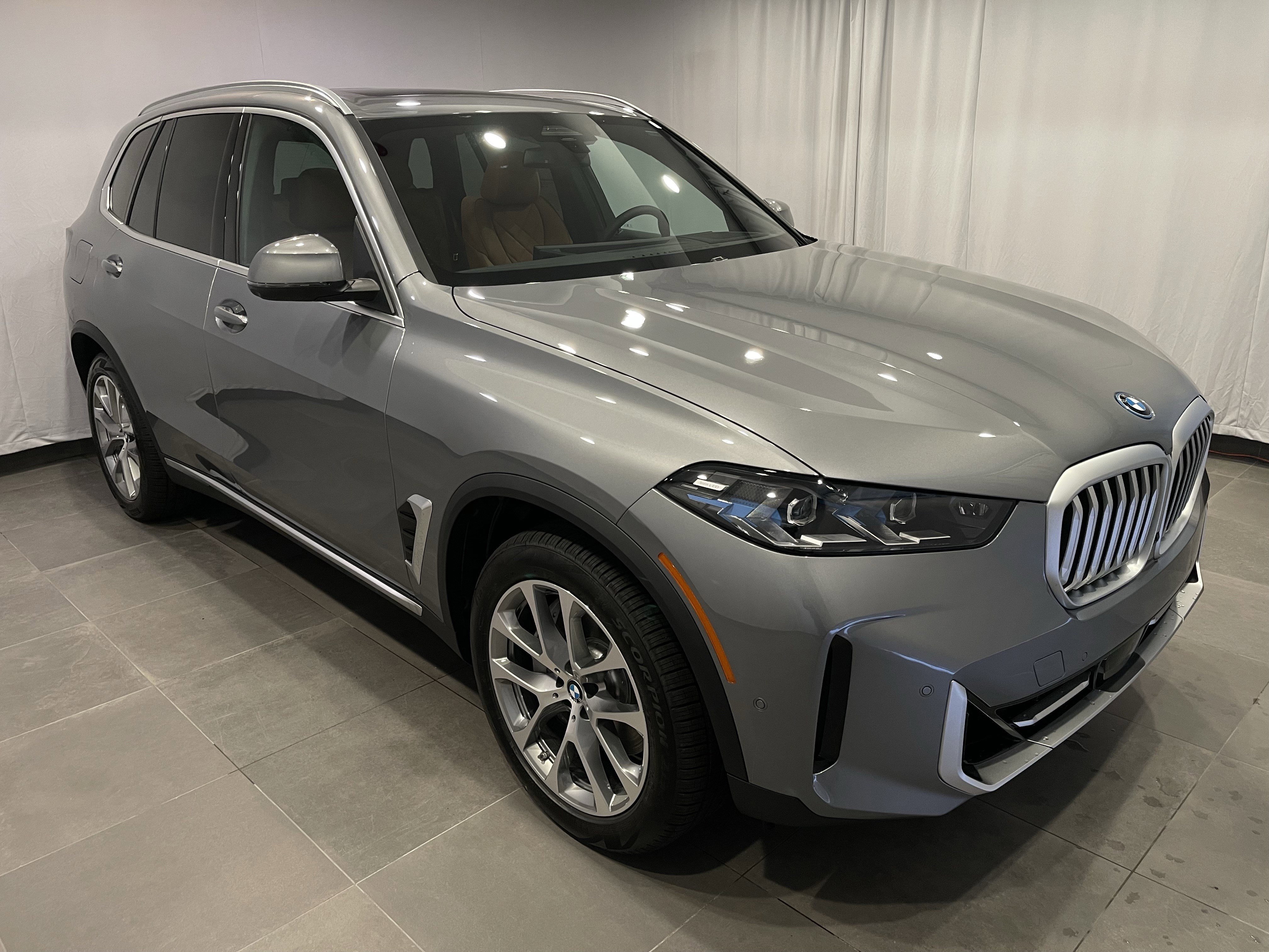New 2026 BMW X5 xDrive50e w/ Premium Package AWD/4WD image 3