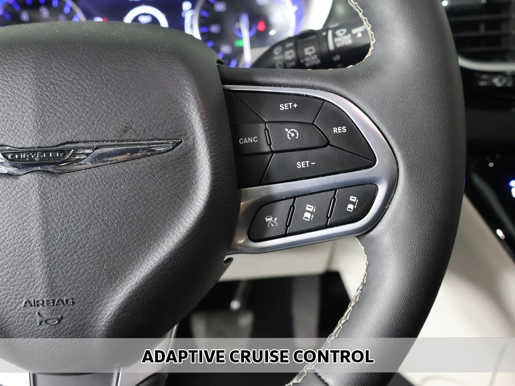 Used 2024 Chrysler Pacifica Touring-L image 3