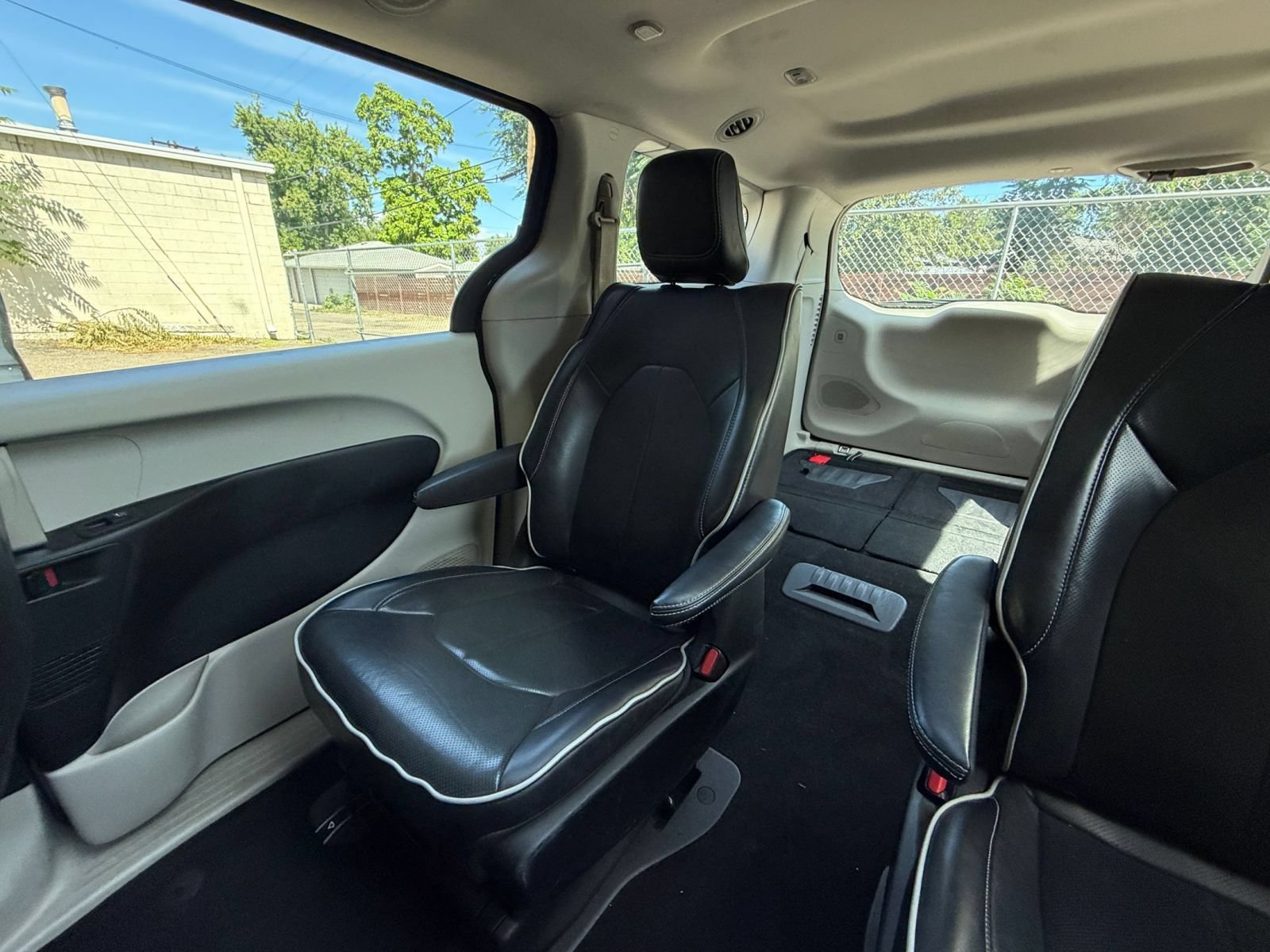 Used 2023 Chrysler Pacifica Limited FWD image 40