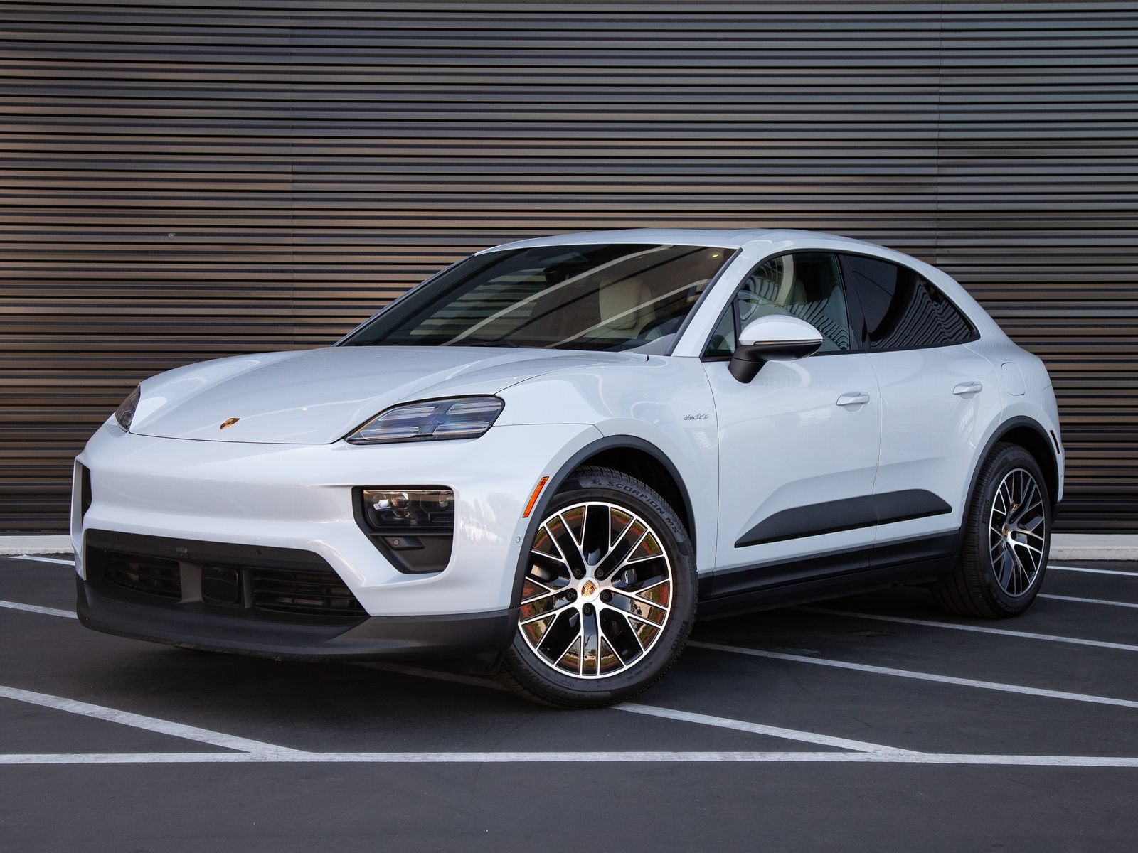 Certified 2025 Porsche Macan Electric RWD image 1