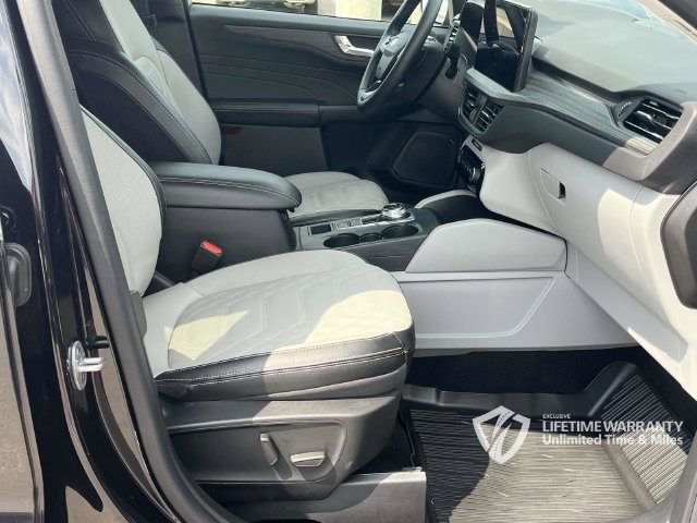 Used 2023 Ford Escape Platinum w/ Premium Technology Package AWD/4WD image 28