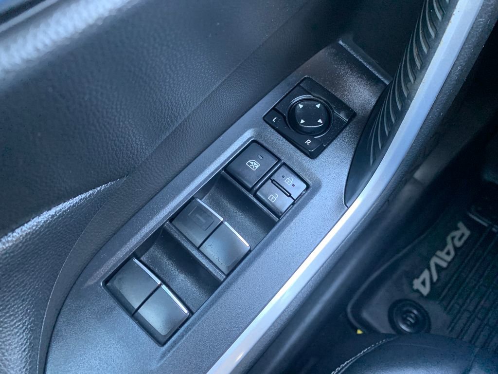 Used 2021 Toyota RAV4 XLE Premium image 23