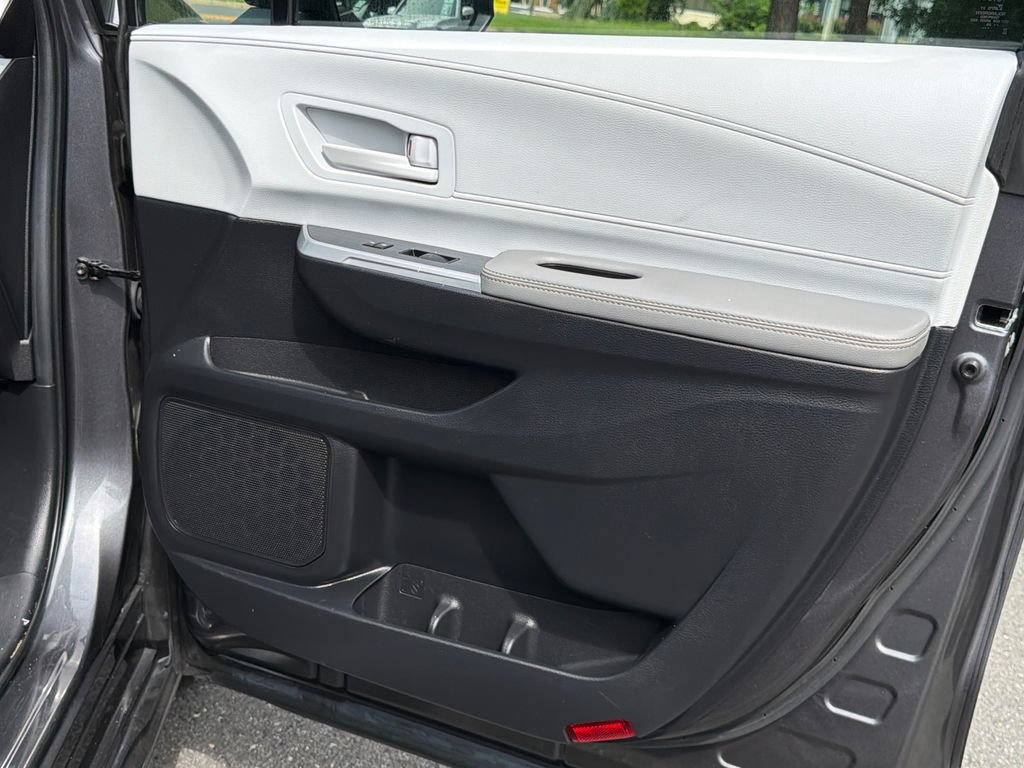Used 2025 Toyota Sienna LE FWD image 11
