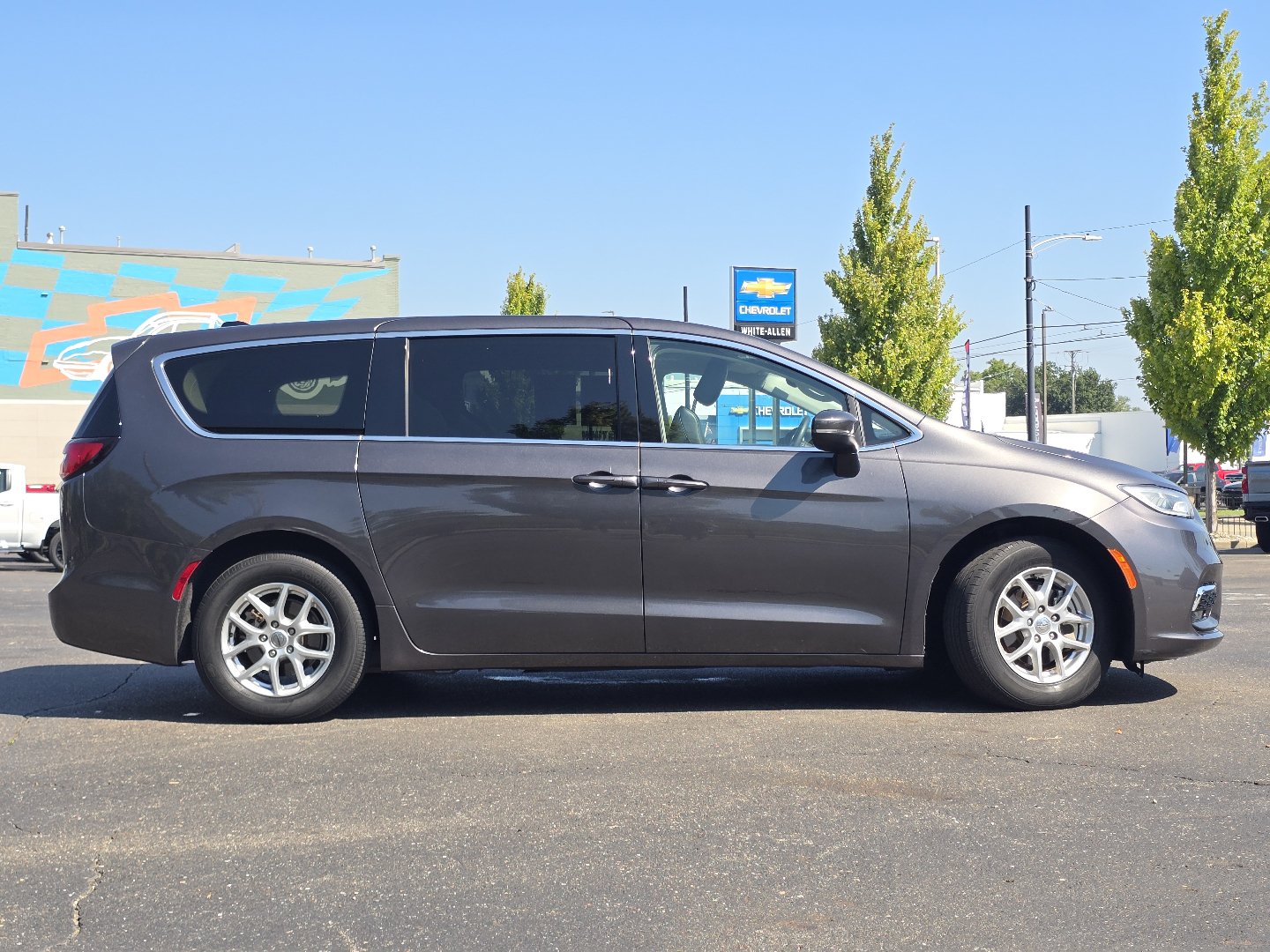 Used 2023 Chrysler Pacifica Touring-L FWD image 24
