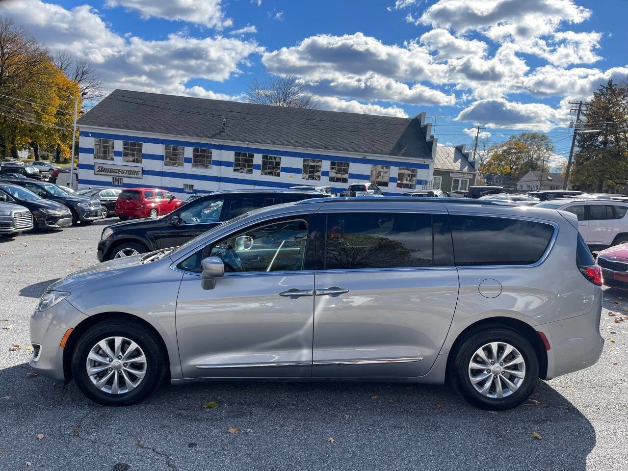 Used 2018 Chrysler Pacifica Touring-L image 3