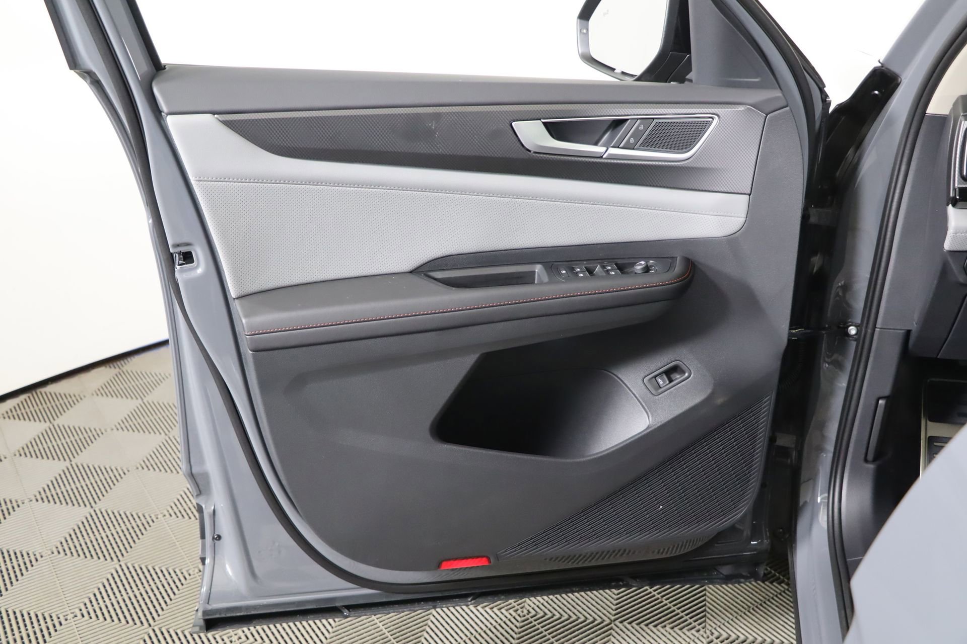 Used 2025 Volkswagen Atlas Peak Edition SE image 39