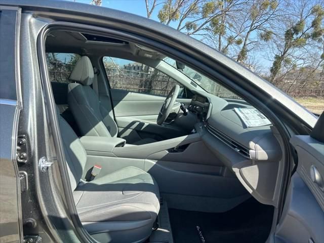 Used 2025 Hyundai Elantra SEL image 41