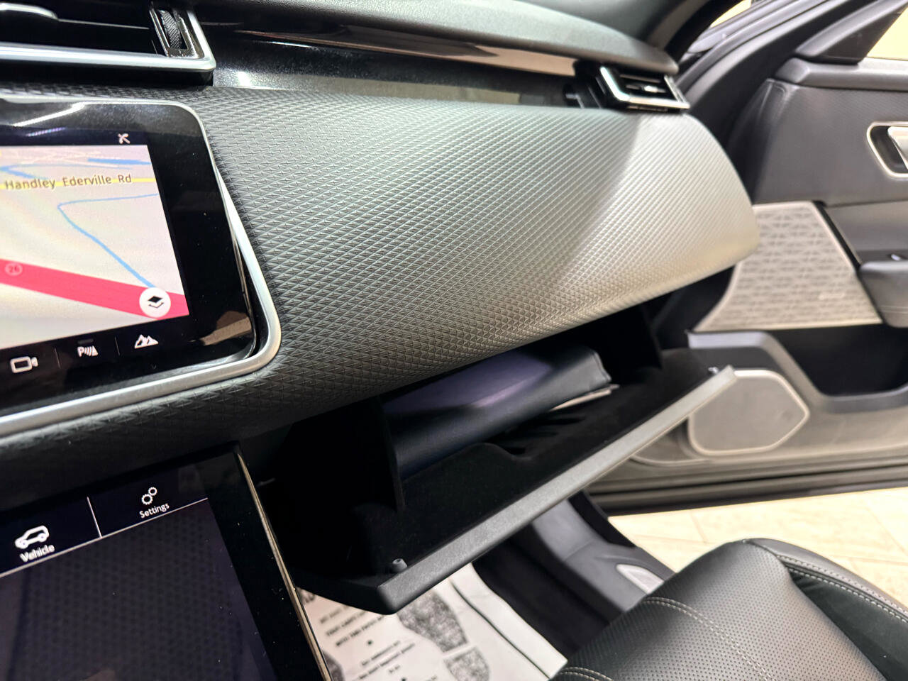 Used 2018 Land Rover Range Rover Velar R-Dynamic SE image 27