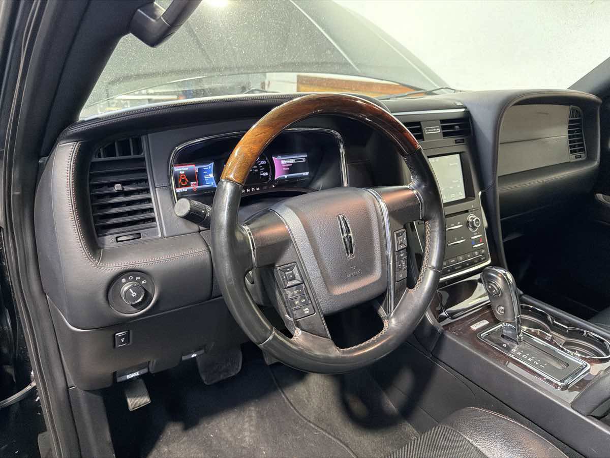 Used 2017 Lincoln Navigator Reserve image 17