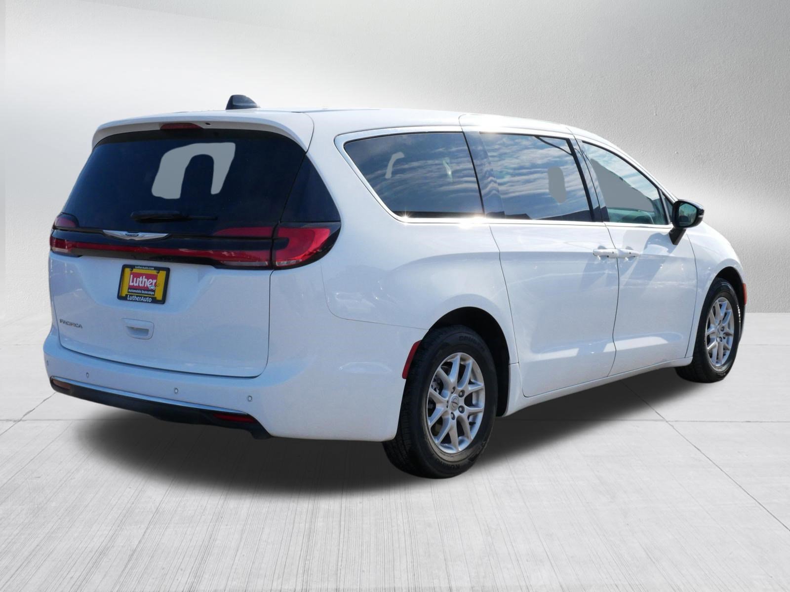 Used 2024 Chrysler Pacifica Touring-L image 7