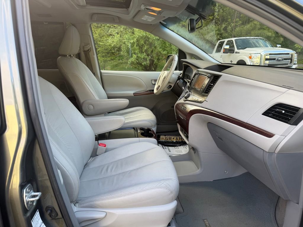 Used 2011 Toyota Sienna XLE w/ Premium Pkg AWD/4WD image 36