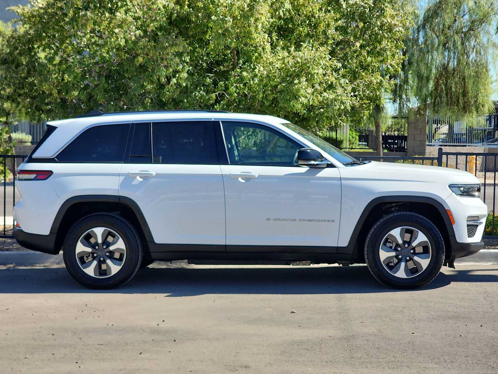 Used 2024 Jeep Grand Cherokee Limited 4xe AWD/4WD image 9