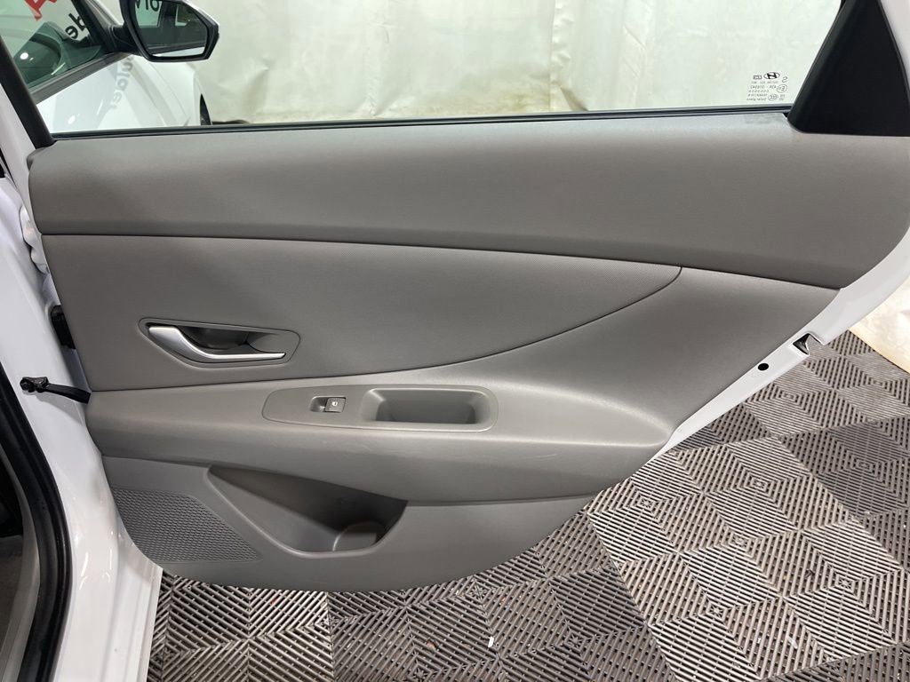 Used 2025 Hyundai Elantra SEL image 14