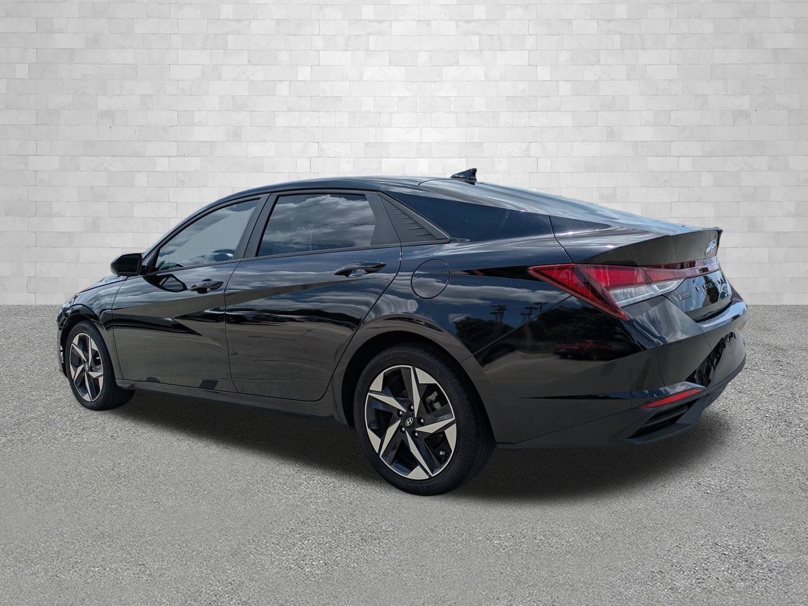 Certified 2023 Hyundai Elantra SEL w/ Convenience Package FWD image 4