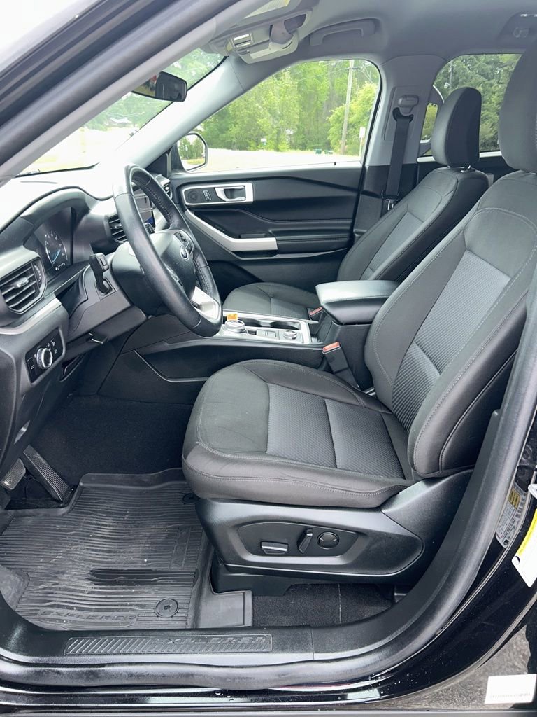 Used 2023 Ford Explorer XLT AWD/4WD image 3