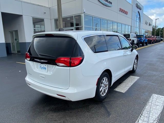 Used 2022 Chrysler Voyager LX FWD image 9