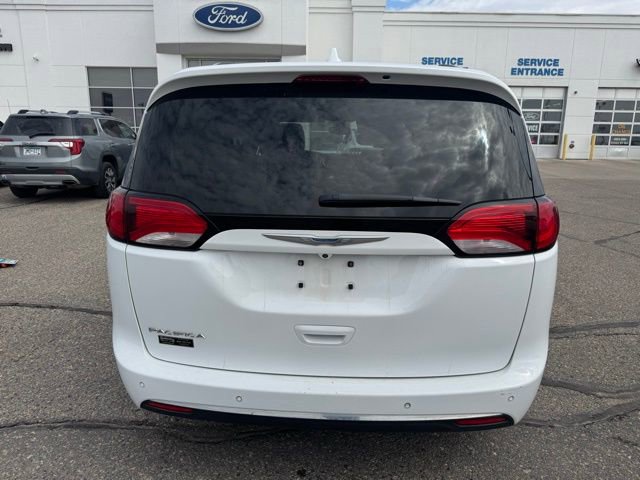 Used 2018 Chrysler Pacifica Touring-L FWD image 6