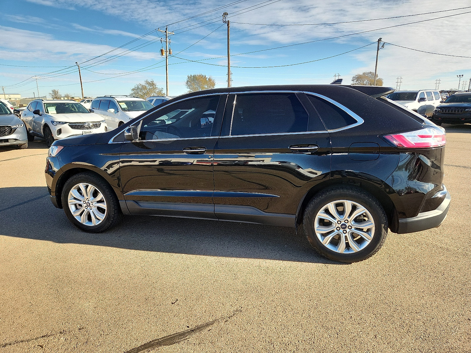 Used 2022 Ford Edge Titanium image 2