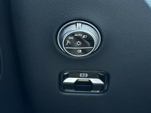 Used 2025 Mercedes-Benz GLC 350e 4MATIC image 34