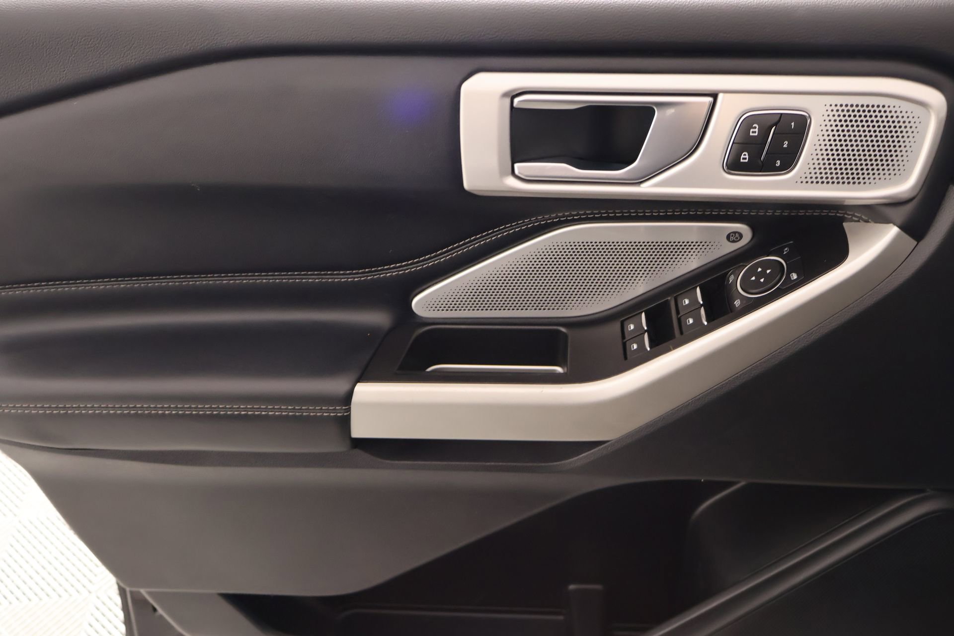 Used 2022 Ford Explorer Limited w/ Limited Technology Package image 18