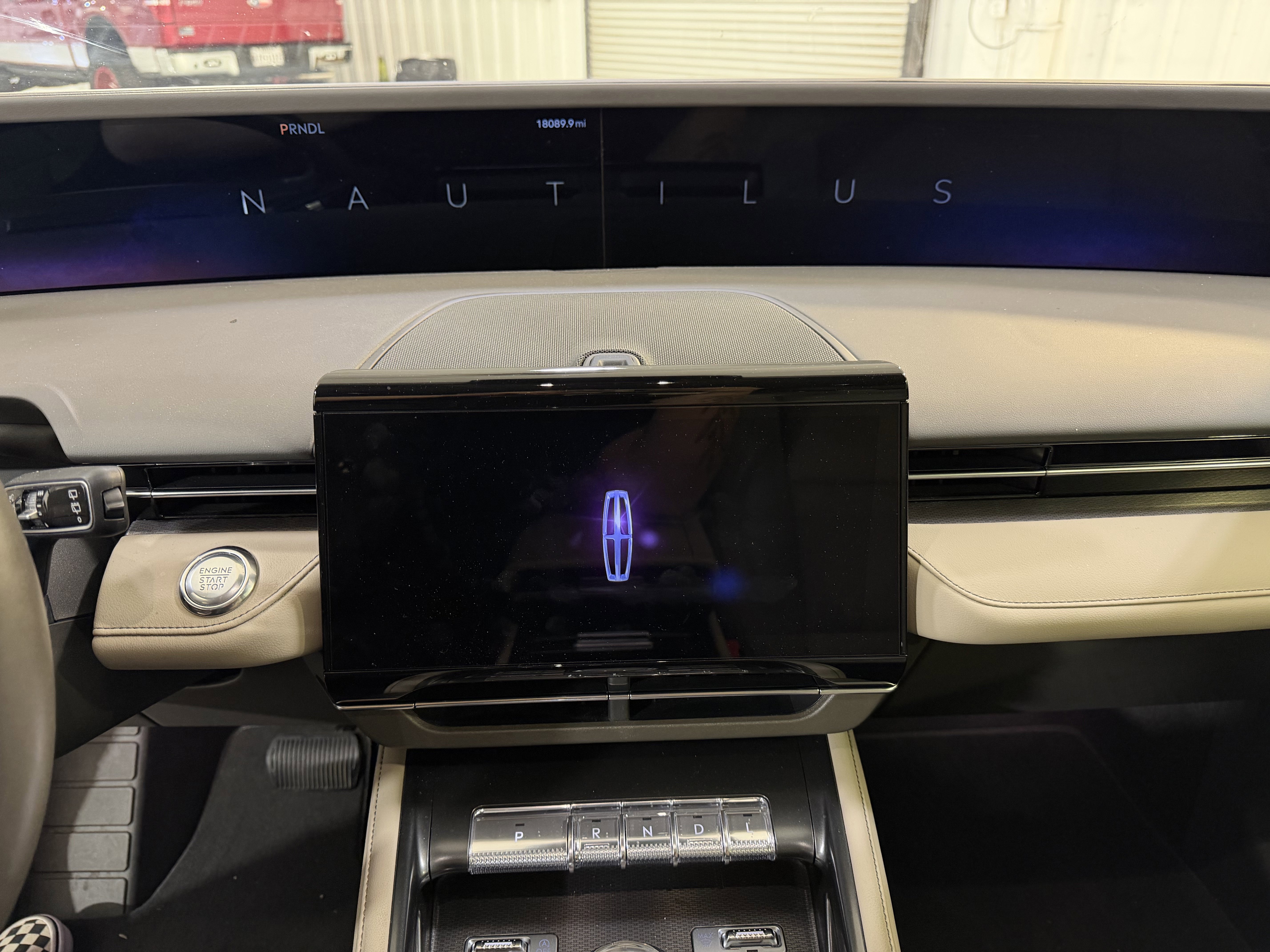 Used 2025 Lincoln Nautilus Premier AWD/4WD image 15