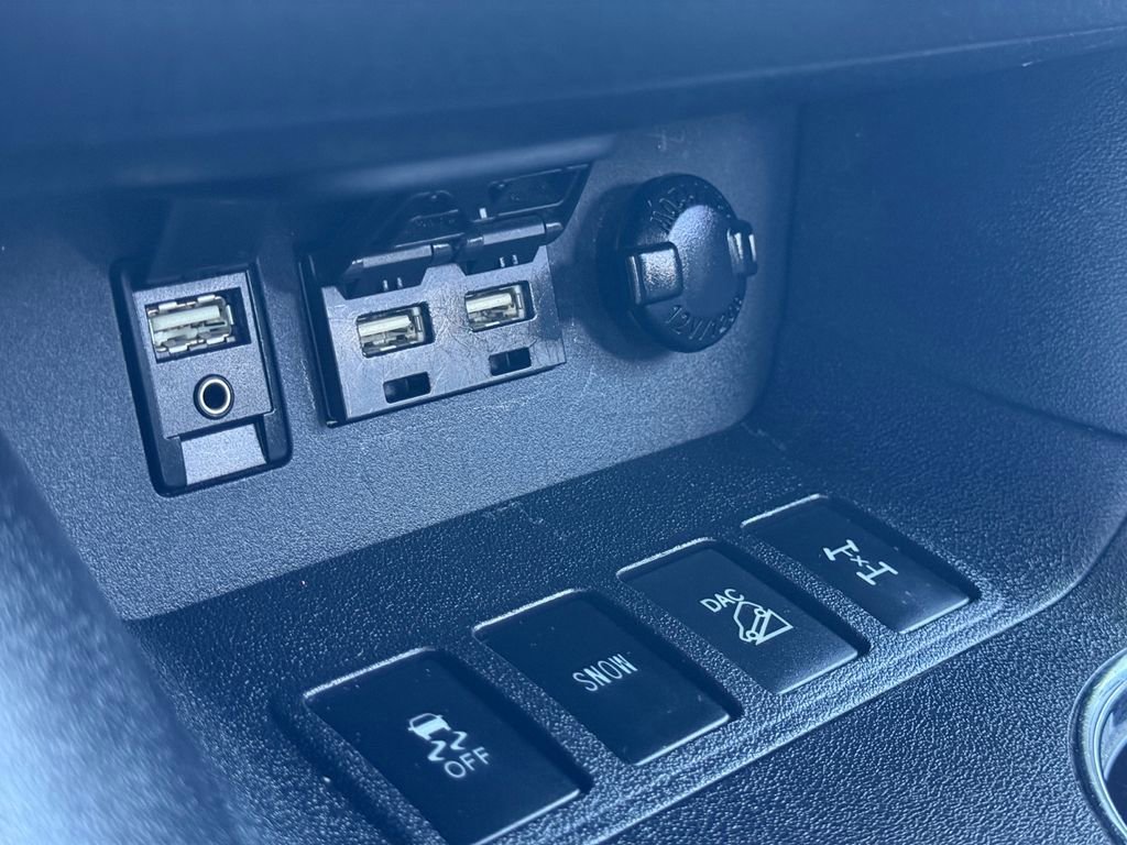 Used 2019 Toyota Highlander XLE AWD/4WD image 25
