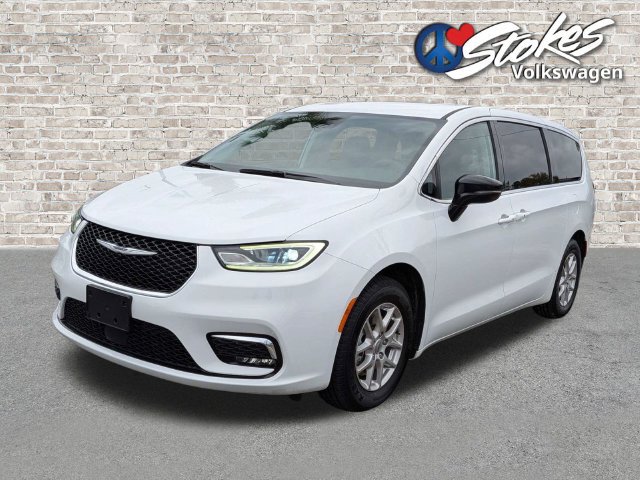 Used 2024 Chrysler Pacifica Touring-L FWD image 8