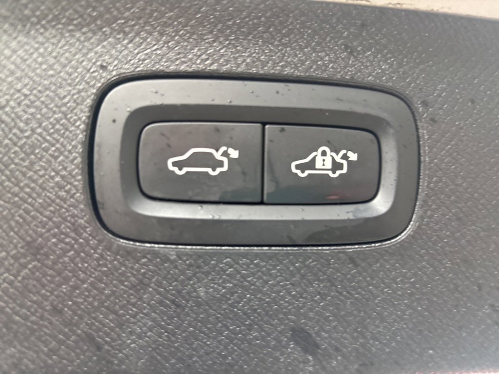 Certified 2023 Volvo XC90 B5 Plus image 40