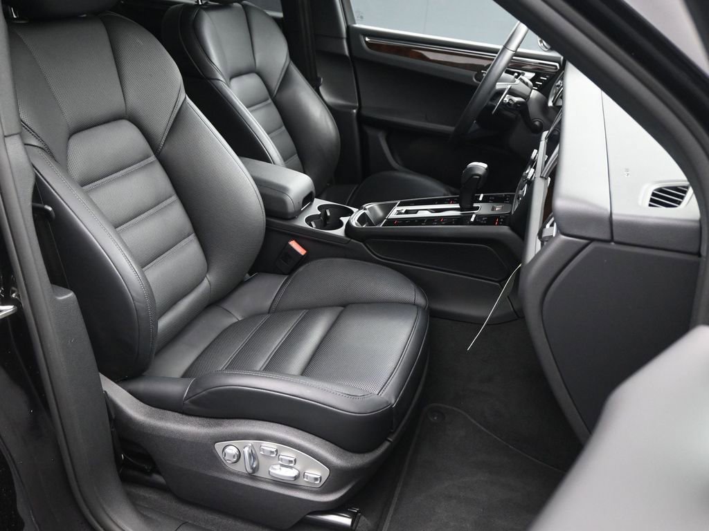 Certified 2025 Porsche Macan image 11