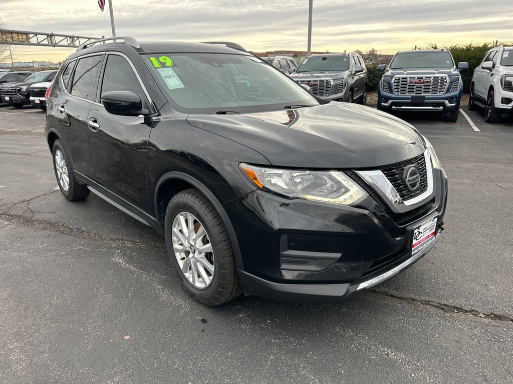 Used 2019 Nissan Rogue SV image 4
