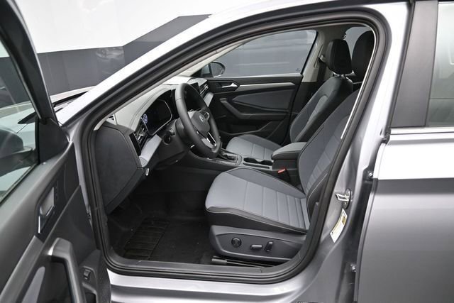New 2026 Volkswagen Jetta SE FWD image 9