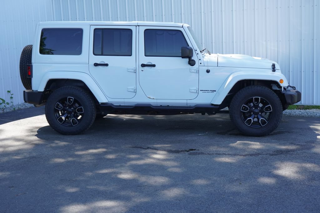 Used 2018 Jeep Wrangler Unlimited Sahara AWD/4WD image 2