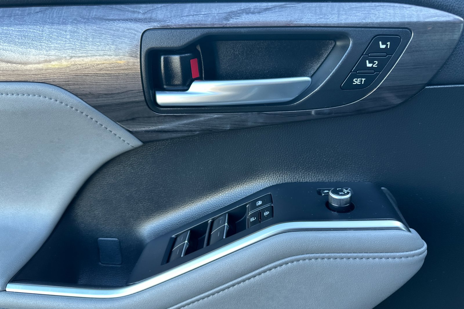 Used 2023 Toyota Highlander Platinum image 11