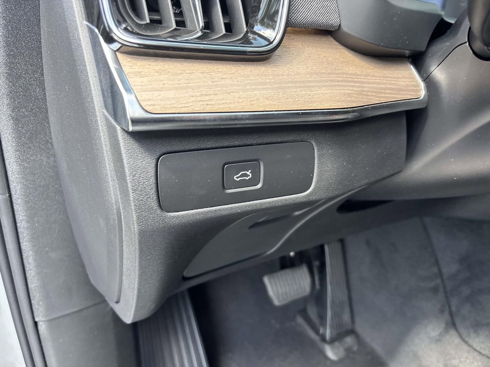 New 2026 Volvo XC90 B6 Plus w/ Protection Package Premier image 15