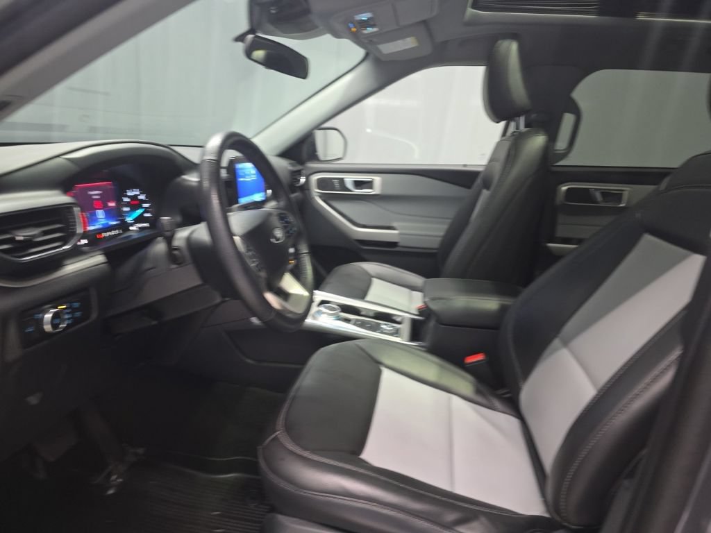 Used 2024 Ford Explorer XLT w/ Equipment Group 202A AWD/4WD image 19